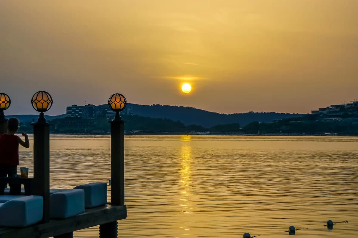 Havuz ve Kısmi Deniz Manzaralı Oda